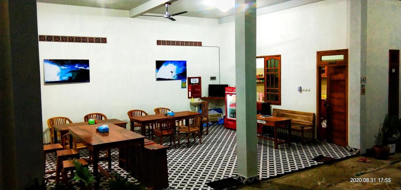 Arrys Watukarung Surfcamp Hotell Kalak Eksteriør bilde